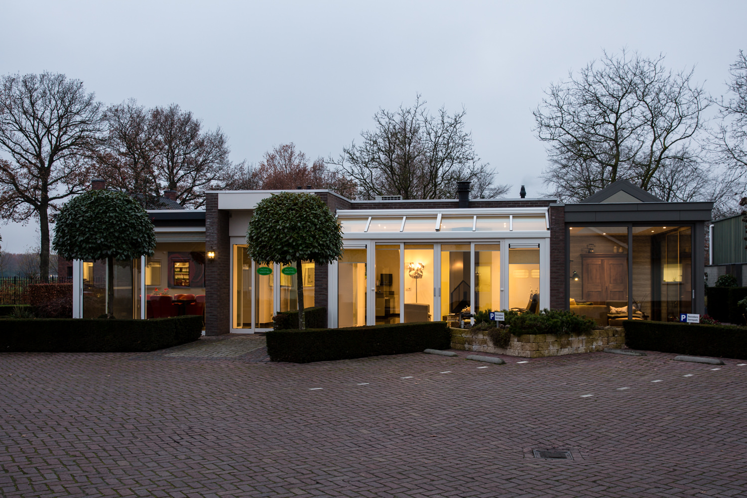 Sfeervolle verlichting in een serre aanbouw