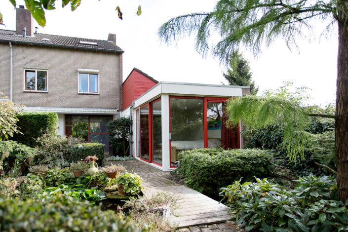 Een uitbouw aan het huis voor de slaapkamer op de begane grond