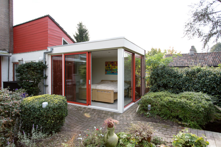 Een uitbouw aan het huis voor de slaapkamer op de begane grond