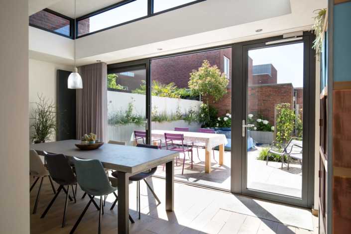 Serre aanbouw in Eindhoven, uitbreiding van de woonkamer en een lichtpunt in huis