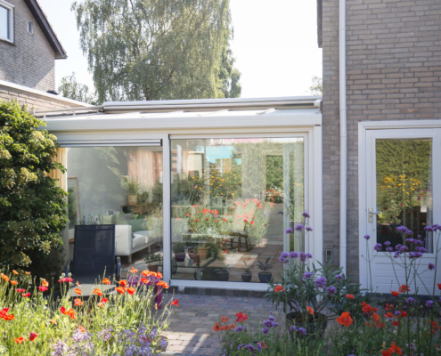 Uitbouw serre met veel daglicht en een prachtig uitzicht op de kleurrijke tuin