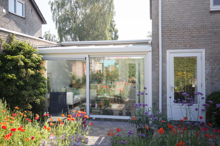 Uitbouw serre met veel daglicht en een prachtig uitzicht op de kleurrijke tuin
