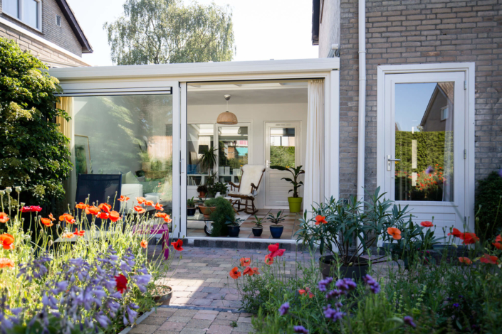 Uitbouw serre met veel daglicht en een prachtig uitzicht op de kleurrijke tuin