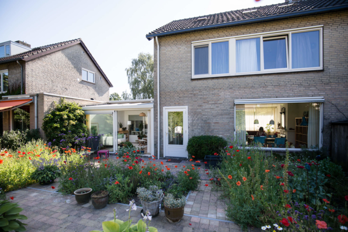 Uitbouw serre met veel daglicht en een prachtig uitzicht op de kleurrijke tuin