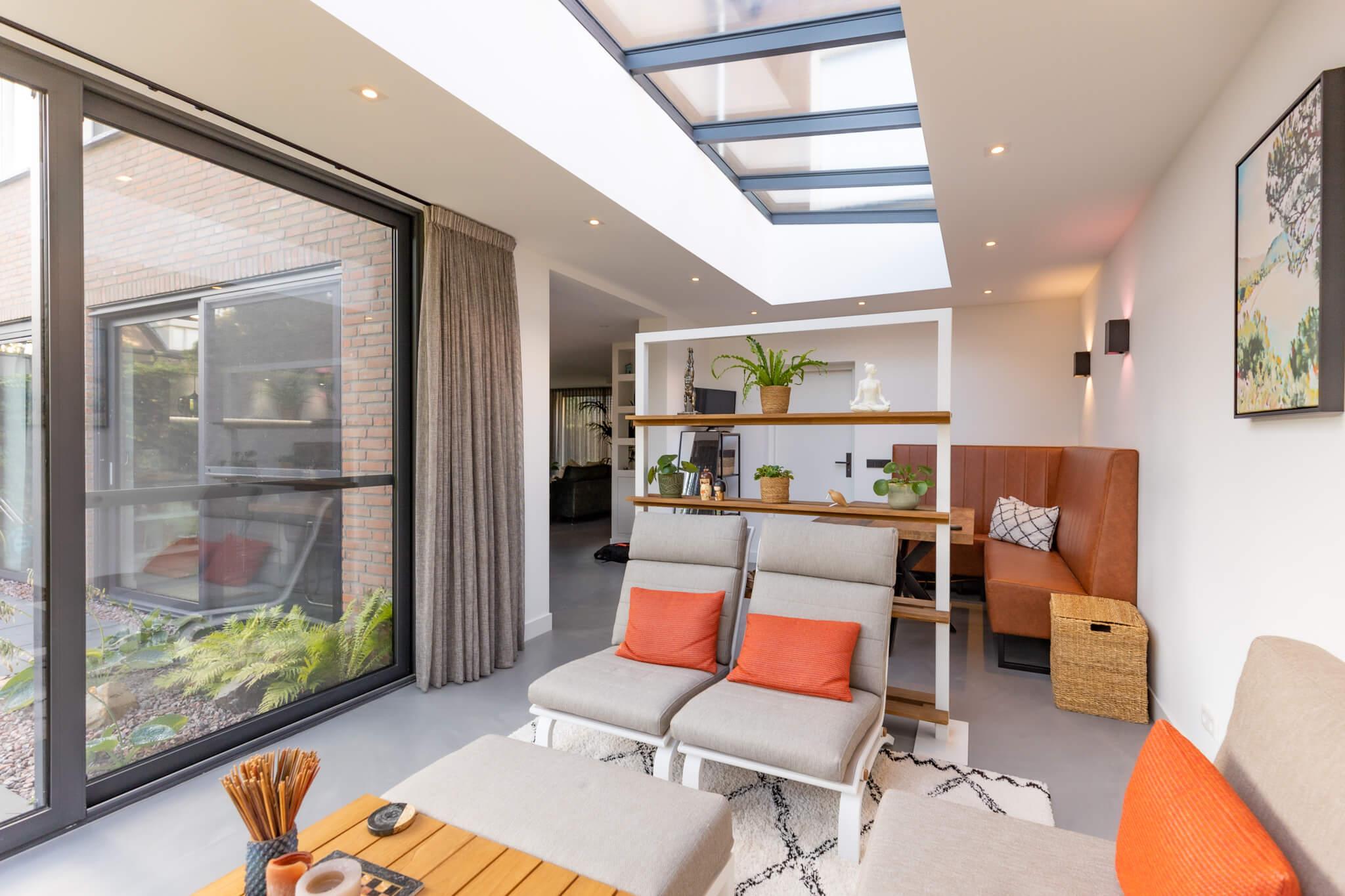Uitbouw met lichtstraat van Alruco Serrebouw