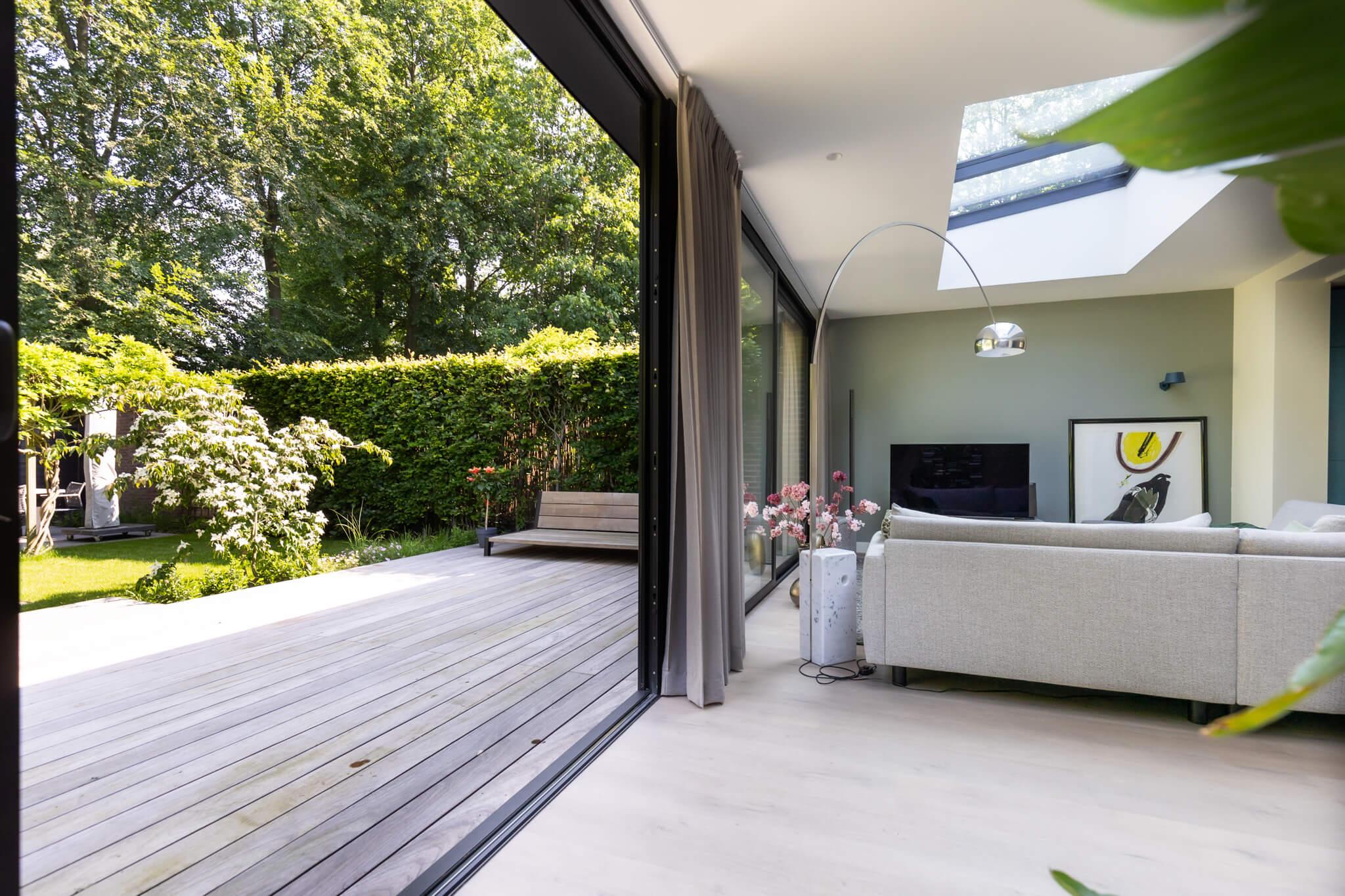 Uitbouw met lichtstraat van Alruco Serrebouw